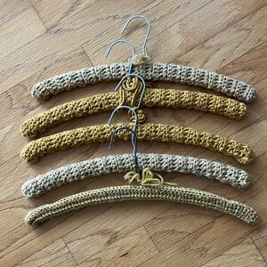 Set of 4 Knitted Hangers in Beige and Gold